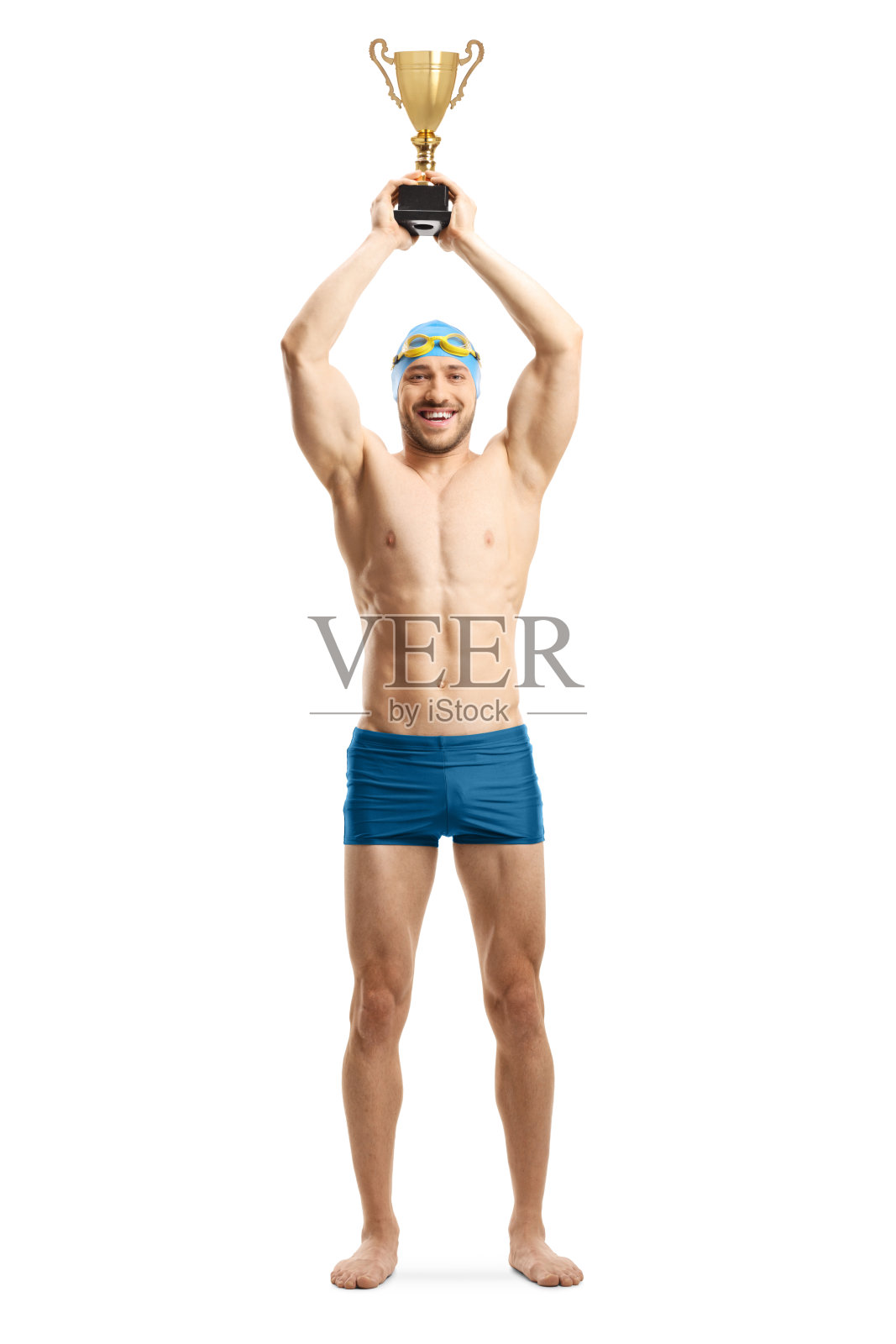 男子游泳运动员举起金杯照片摄影图片