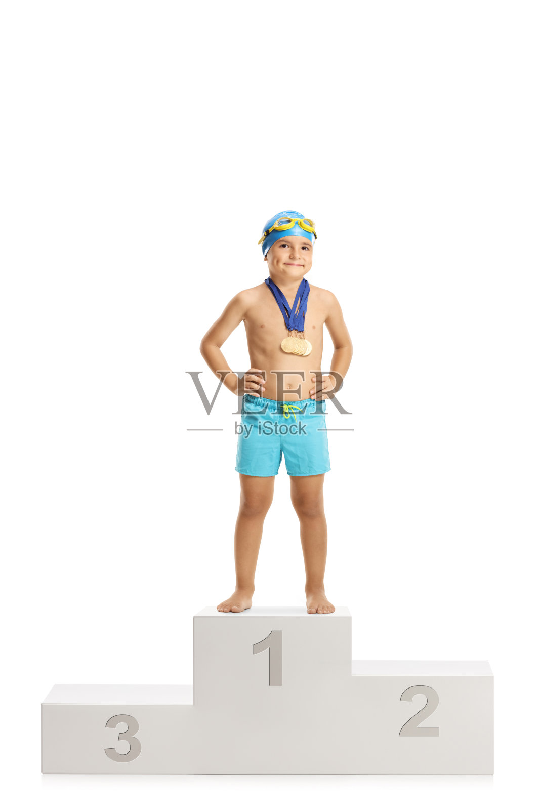 儿童游泳冠军拿着金牌站在领奖台上照片摄影图片