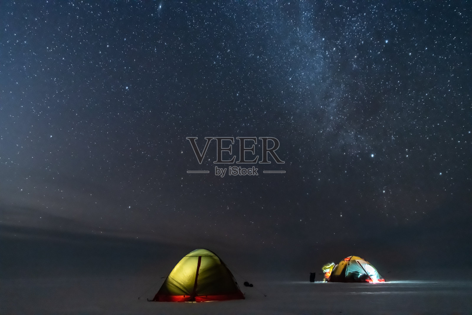 在贝加尔湖露营，星空下的银河为背景照片摄影图片