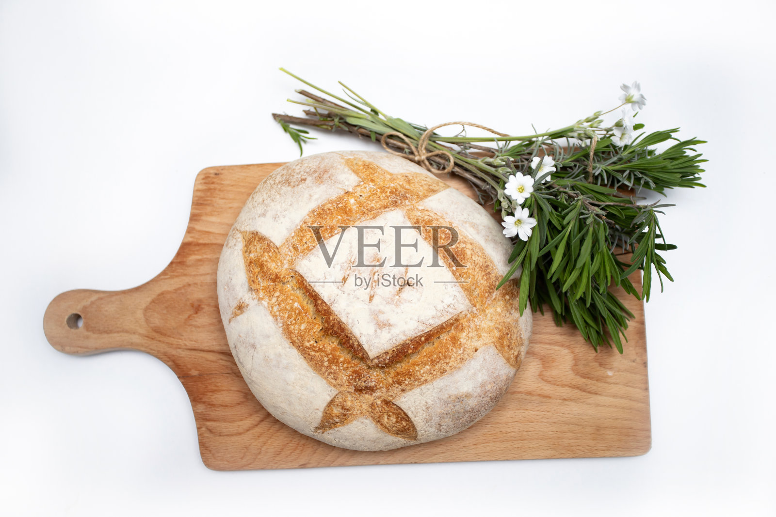 传统的面包放在木桌上。照片摄影图片