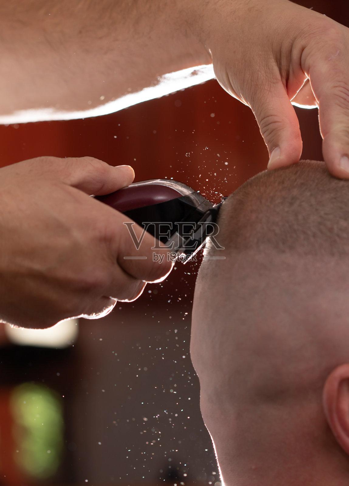 一名男子在理发店拜访发型师。照片摄影图片