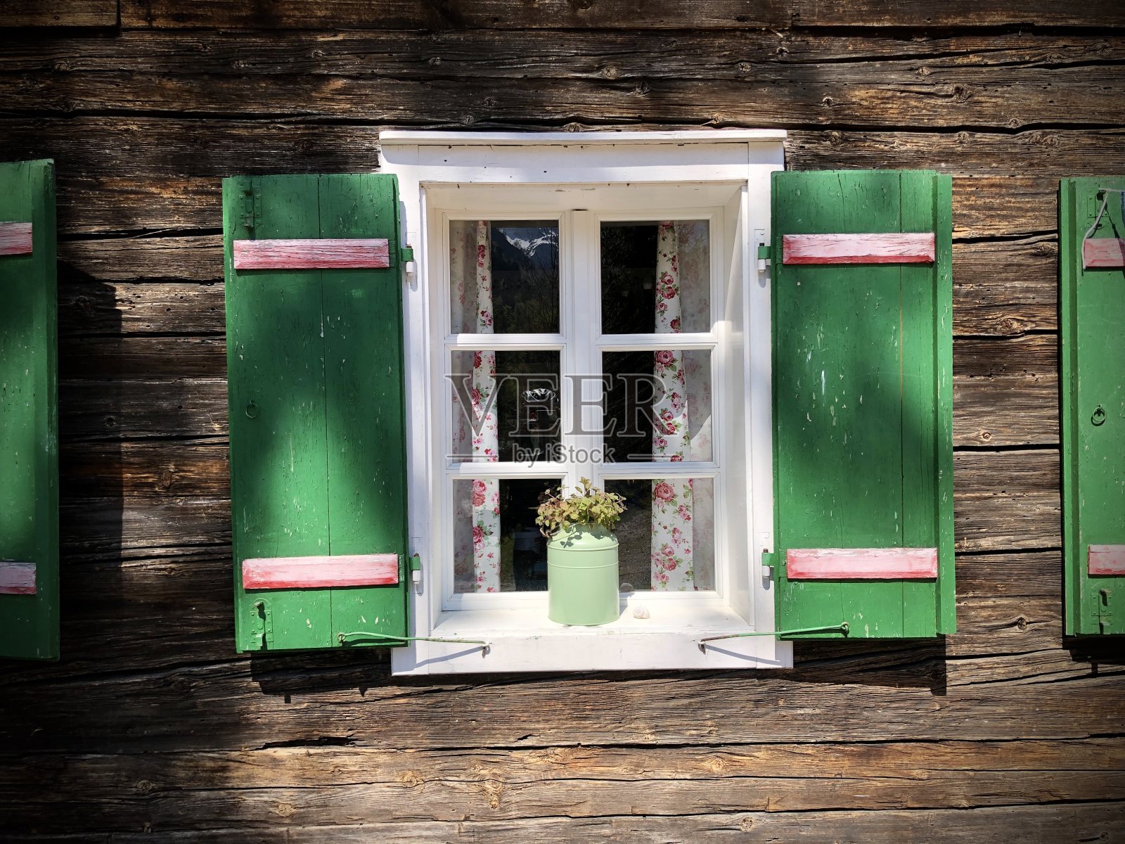 古老的奥地利传统阿尔卑斯木屋的绿色百叶窗照片摄影图片