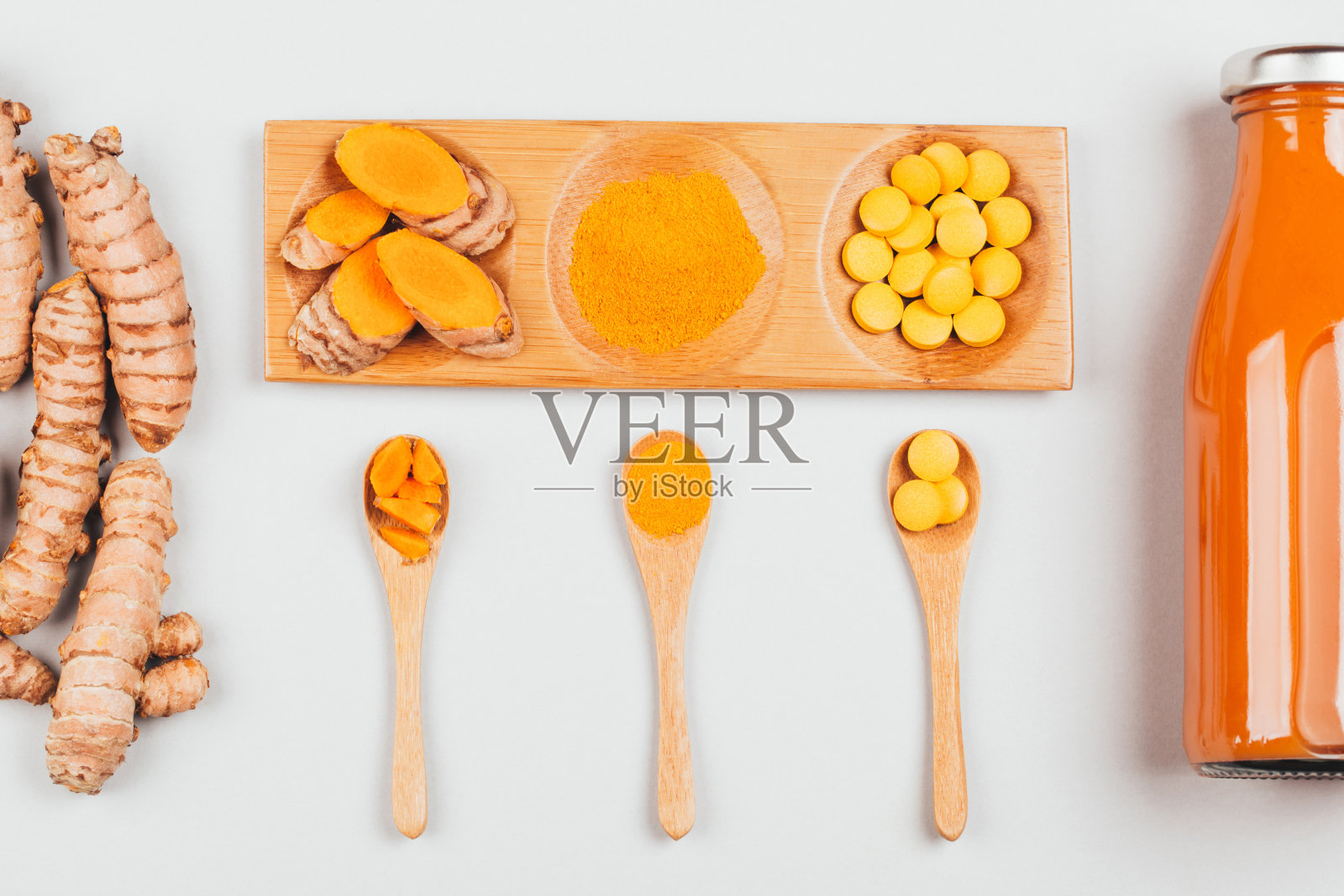 不同条件下的姜黄:鲜、干根、丸剂、粉剂和切块植物。照片摄影图片