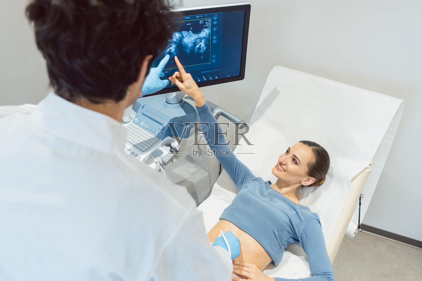 妇科医生和妇女在超声波验孕照片摄影图片