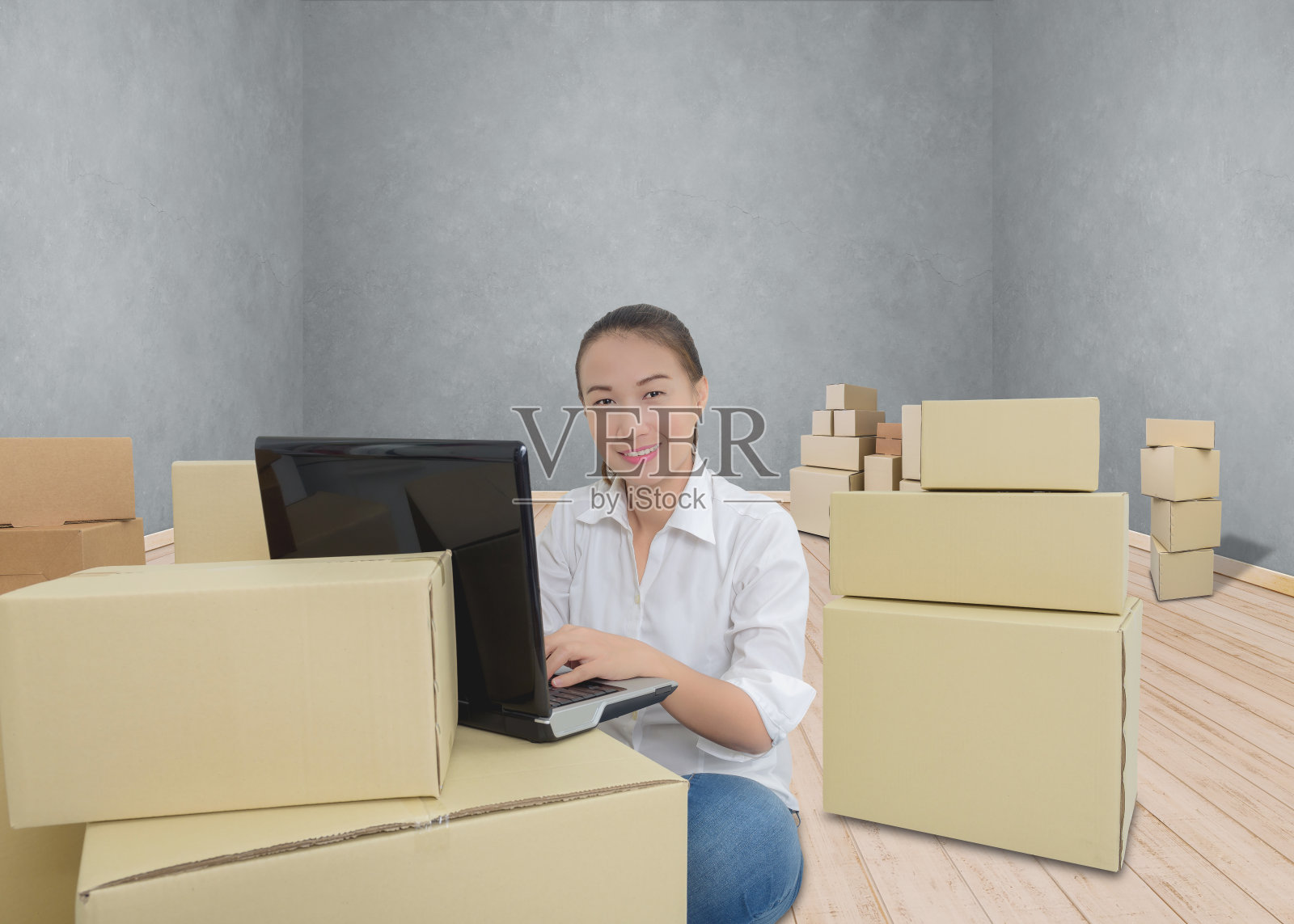 十几岁的女企业主在家里用笔记本电脑进行网上购物写订单。照片摄影图片
