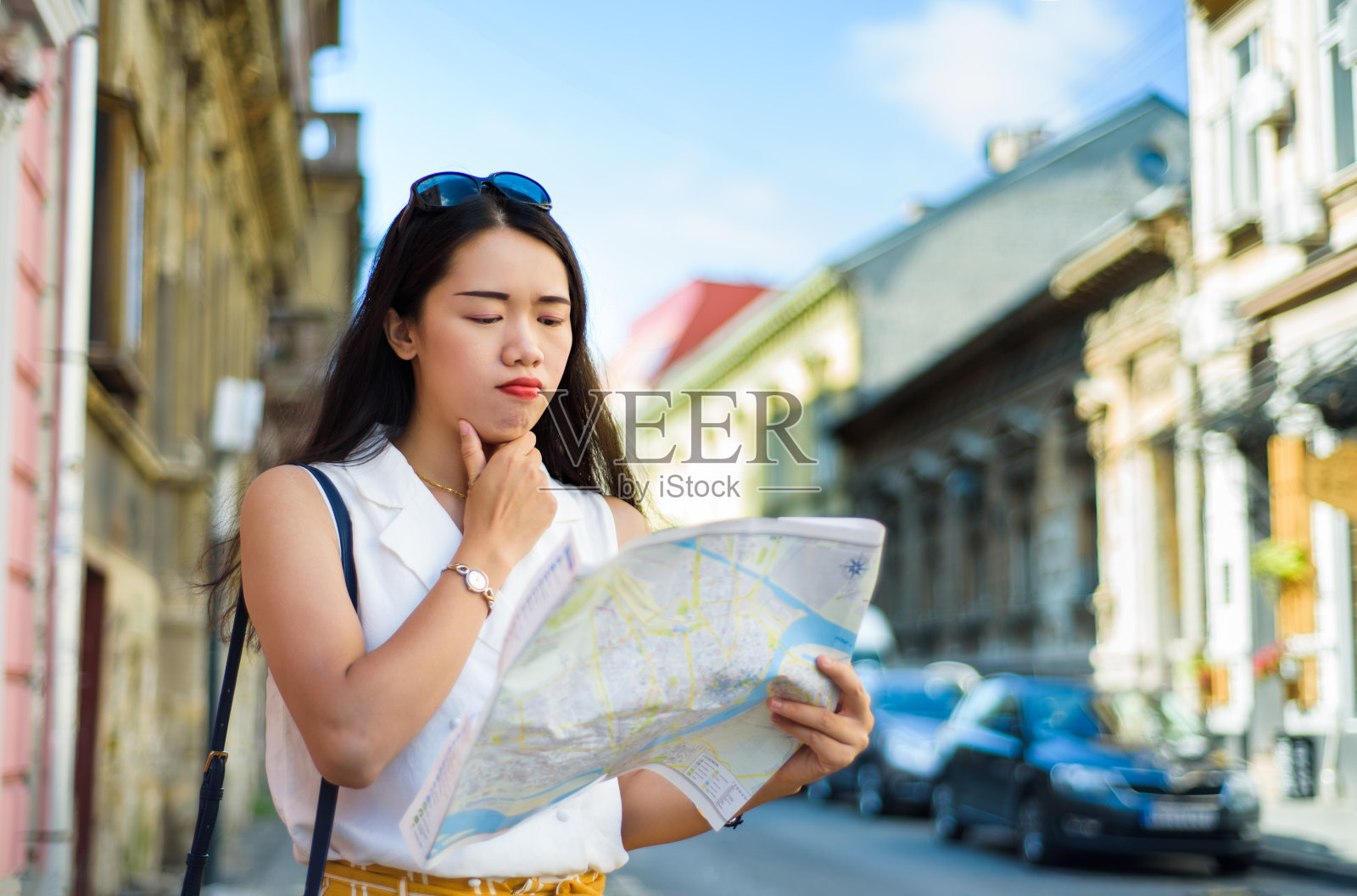 亚洲旅行者用地图探索城市街道照片摄影图片