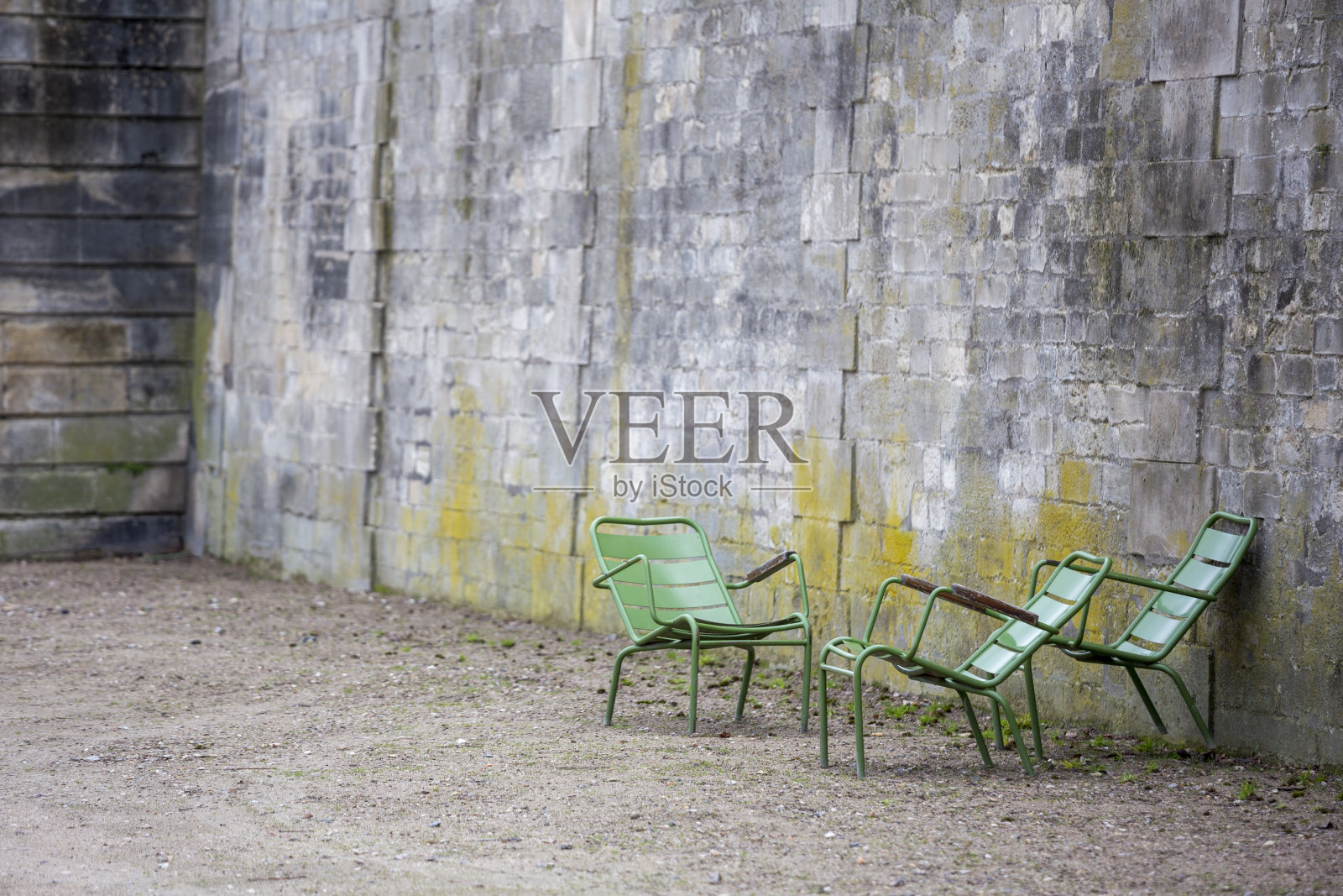 冬天的巴黎杜伊勒里宫花园，有石墙和空椅子照片摄影图片