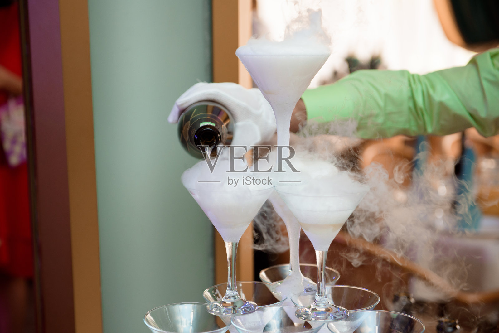 在酒吧里用很多酒杯配上冰凉美味的香槟或白葡萄酒。酒精的背景。照片摄影图片