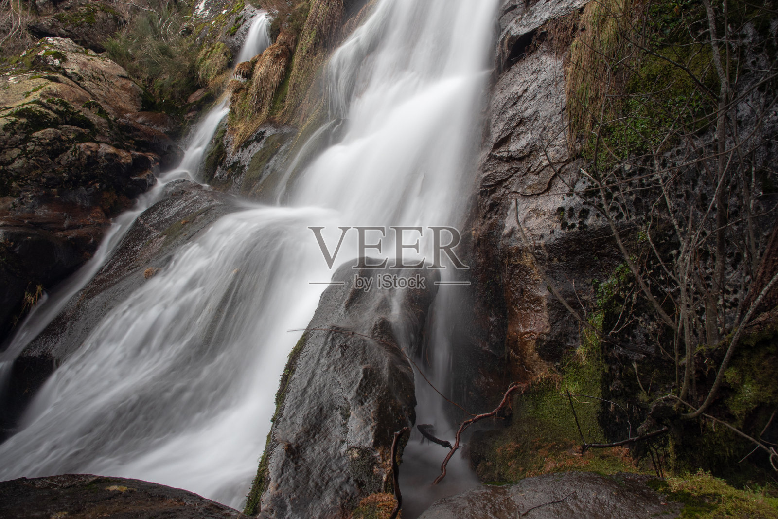 长时间曝光的大瀑布位于Serra da Freita，阿鲁卡，葡萄牙照片摄影图片