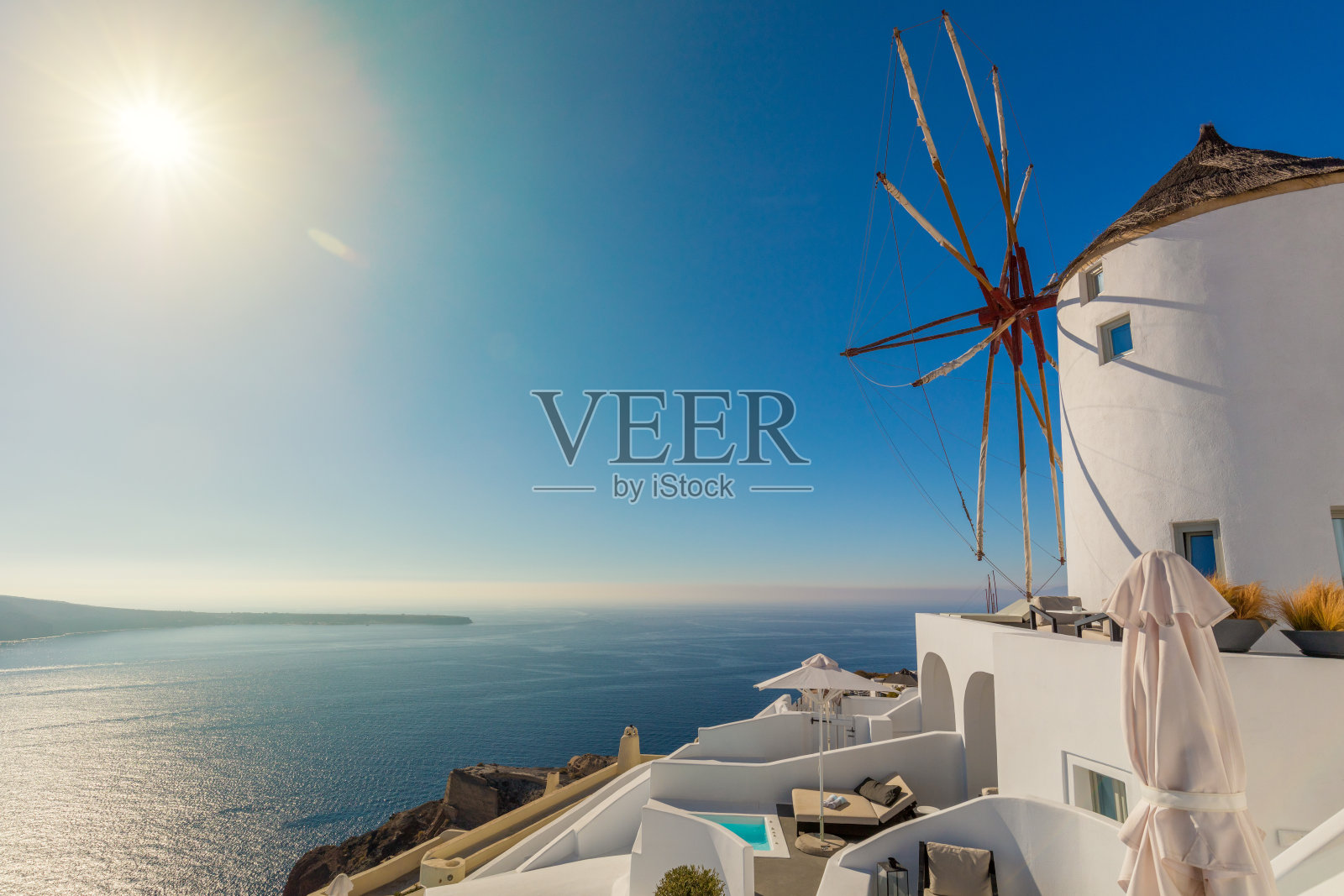 著名的地方-圣托里尼岛的风车，希腊旅游。照片摄影图片