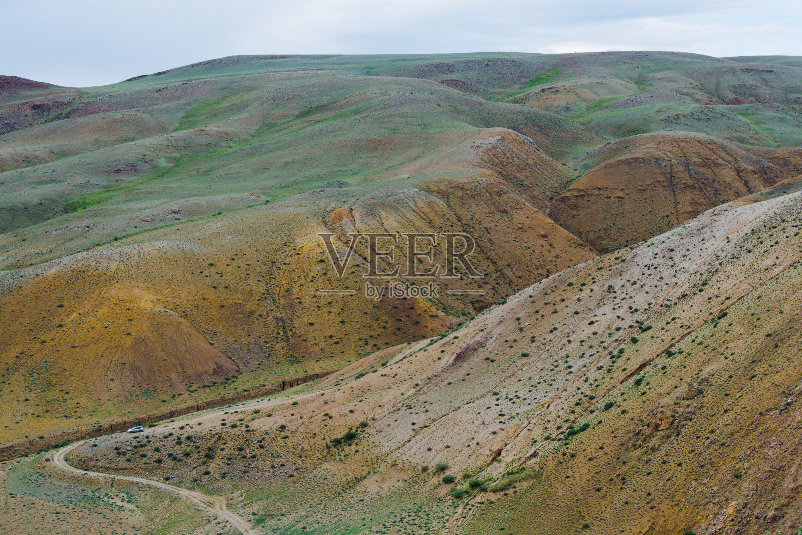 峡谷与红色的沙质斜坡。沙漠丘陵因水土流失，因干旱形成沟壑照片摄影图片