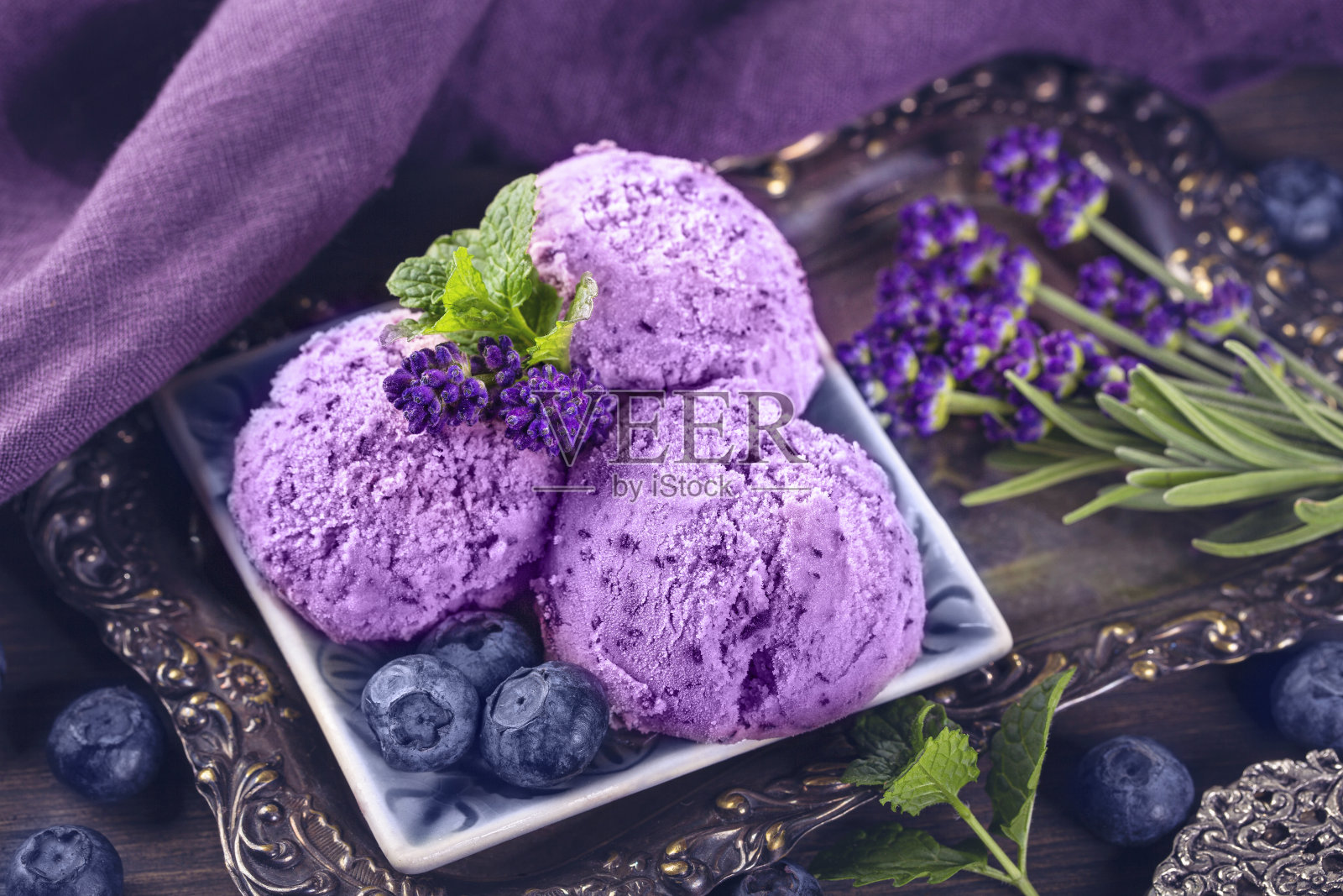 蓝莓薰衣草冰淇淋照片摄影图片
