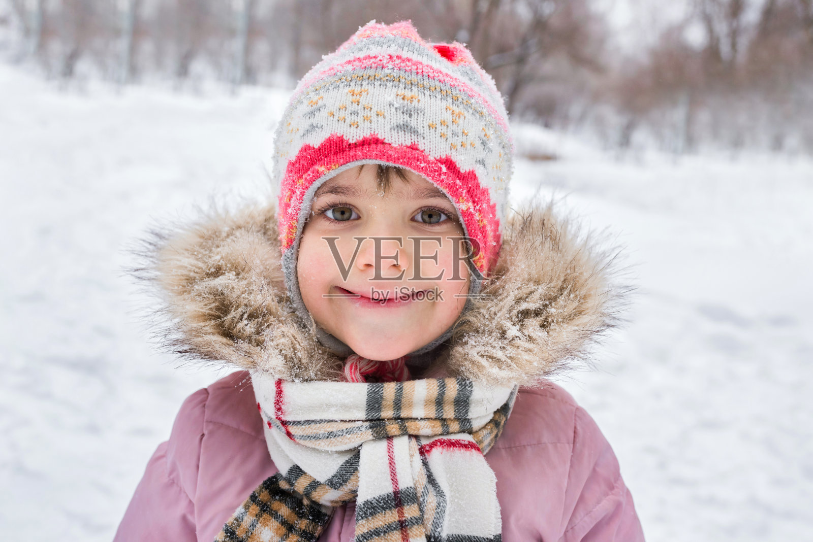 室外肖像的一个小女孩在冬天的森林。寒假，积极的生活方式。照片摄影图片