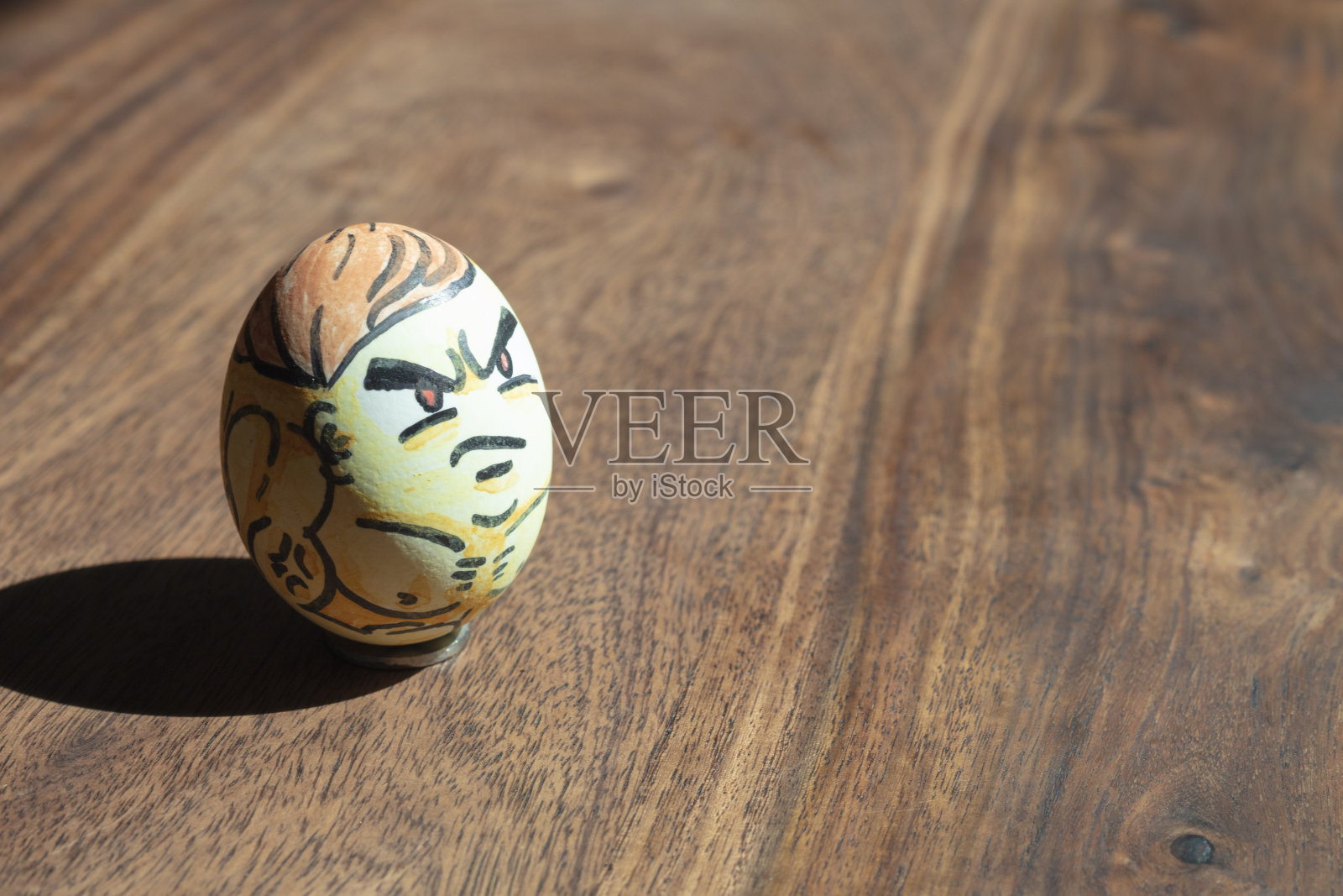 彩色的强壮的健美者复活节彩蛋在木制的背景照片摄影图片