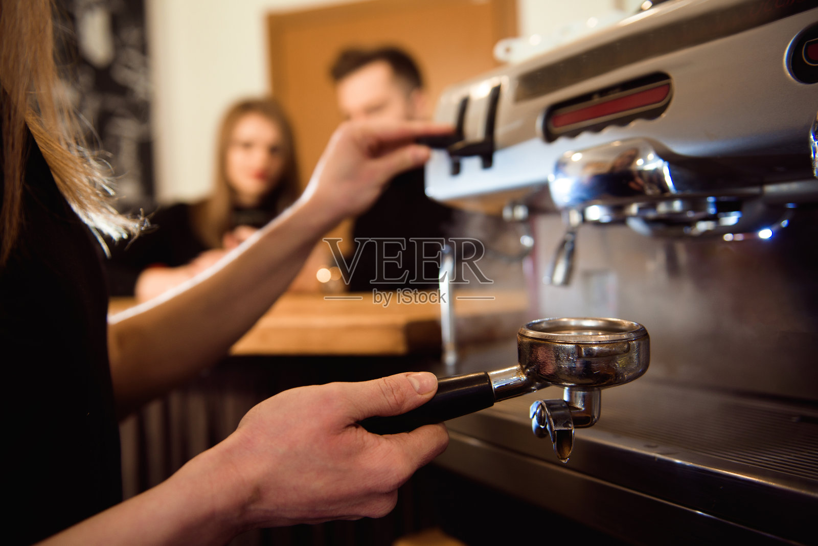 女性开始她的一天作为一个咖啡师的新工作。在咖啡馆工作。照片摄影图片