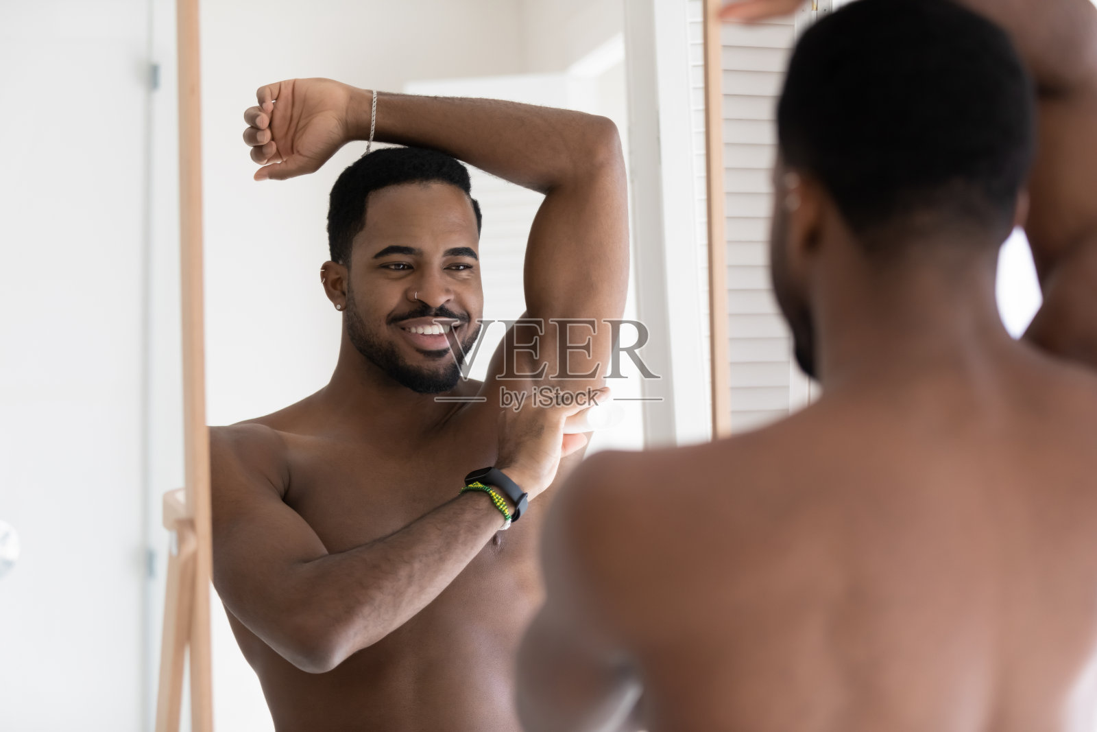 裸非裔美国人在浴室用除臭剂照片摄影图片