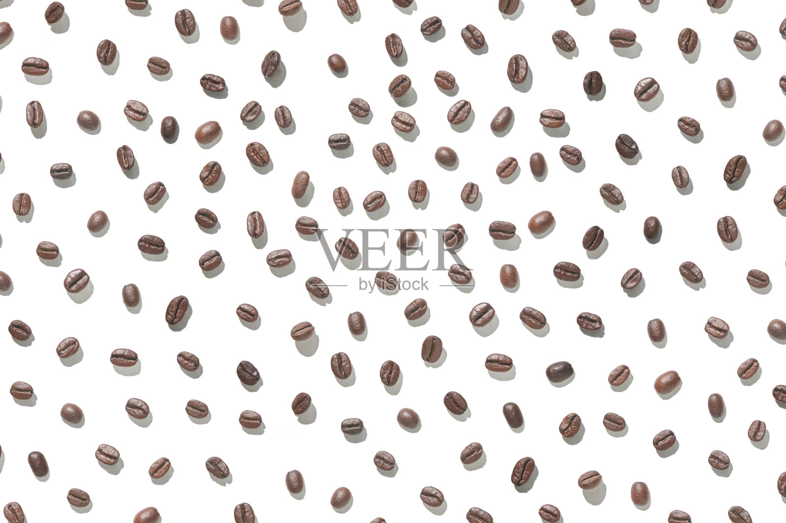 白色背景下的许多咖啡豆。孤立的种子照片摄影图片