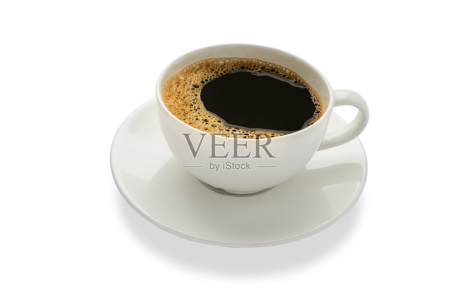 热新鲜的黑咖啡与牛奶泡沫的早餐菜单在白色陶瓷杯与白色盘子孤立在白色背景与剪切路径。平躺照片摄影图片