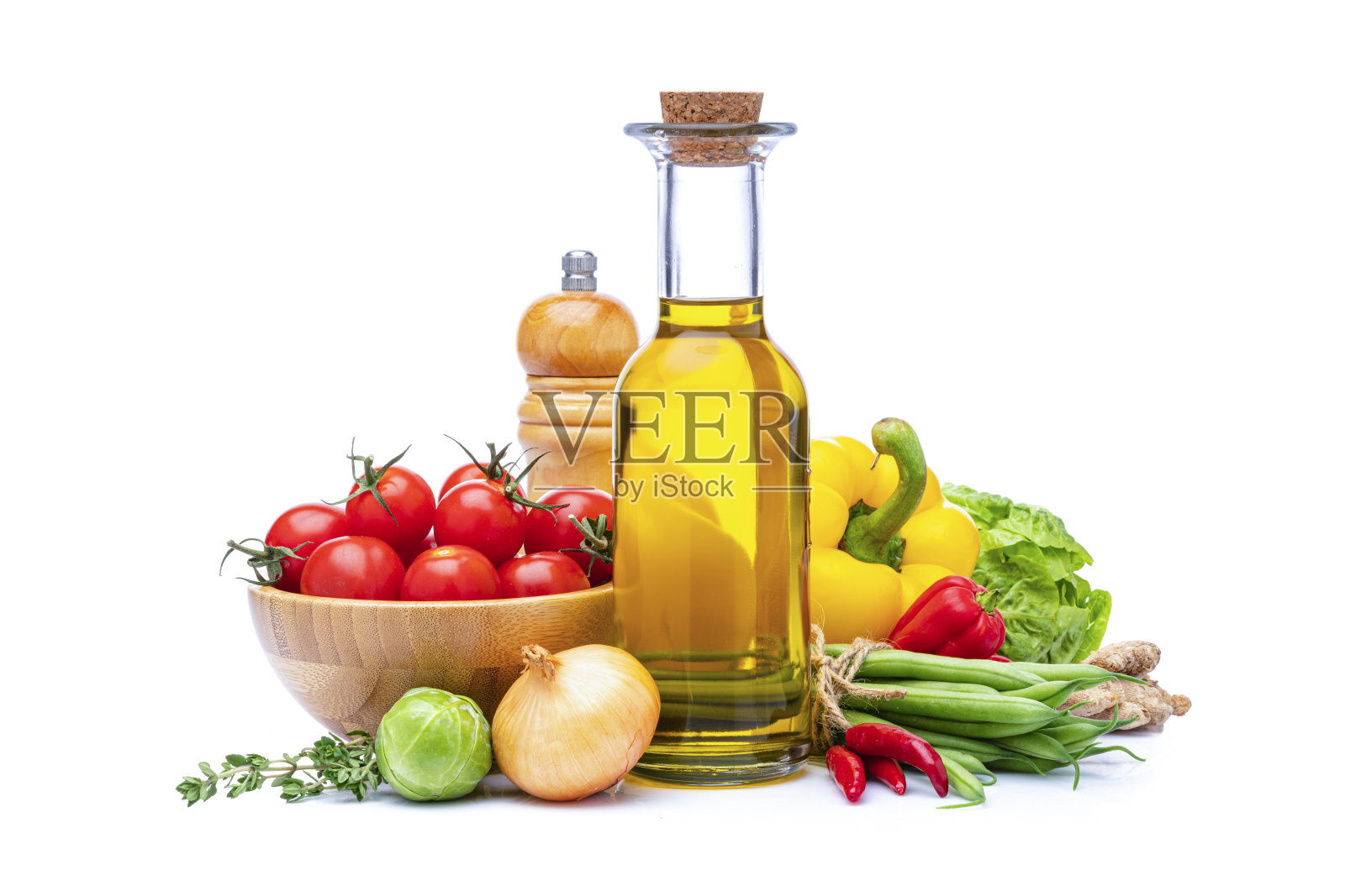 健康新鲜的彩色蔬菜和橄榄油瓶隔离在白色背景。照片摄影图片