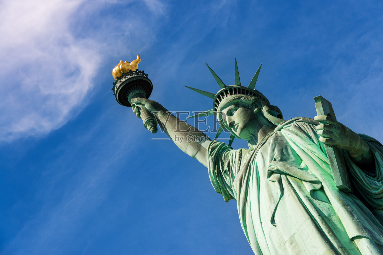 自由女神像映衬着纽约的蓝天照片摄影图片