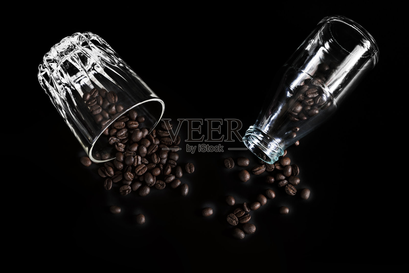 扁平铺咖啡豆在透明的玻璃瓶和玻璃杯上的黑色为网站广告或横幅视图以上照片摄影图片