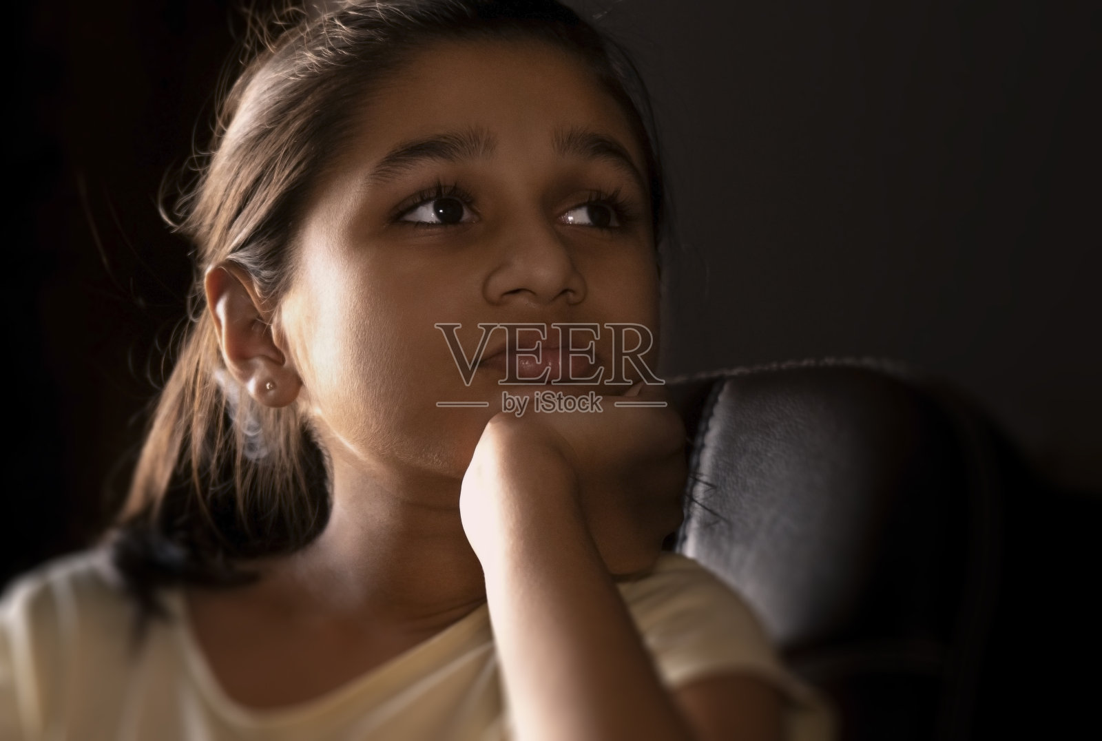 特写的亚洲/印度肖像的一个宁静的女孩思考。照片摄影图片