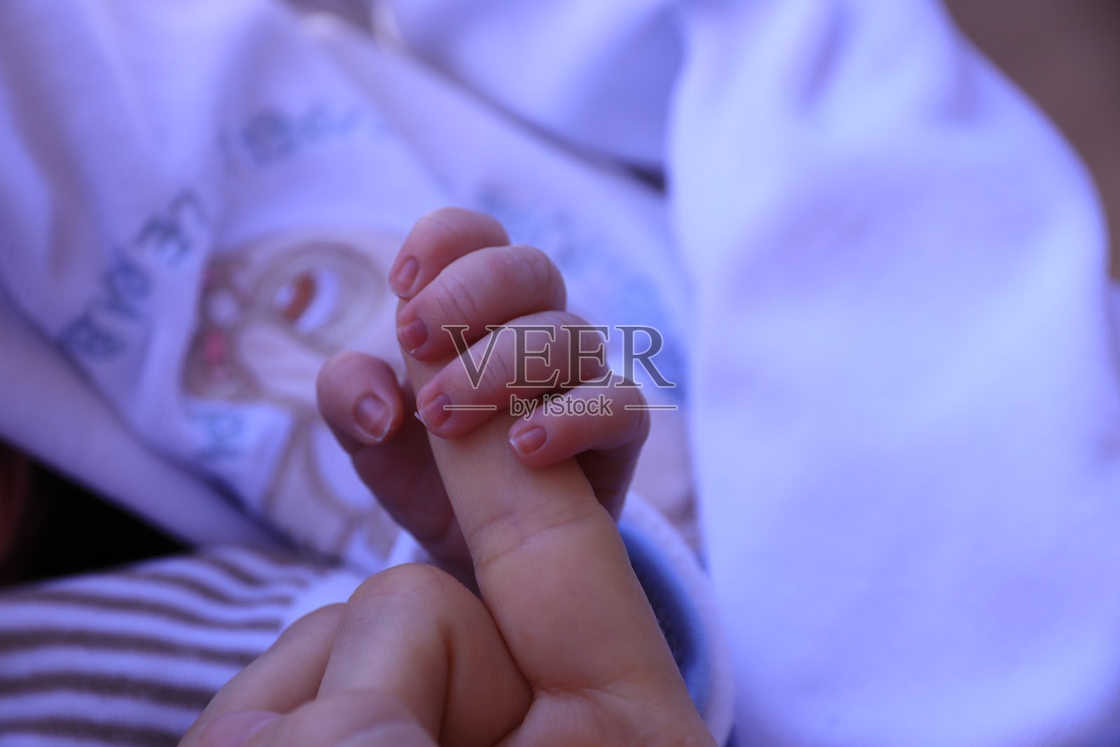 新生儿的第一次指甲照片摄影图片