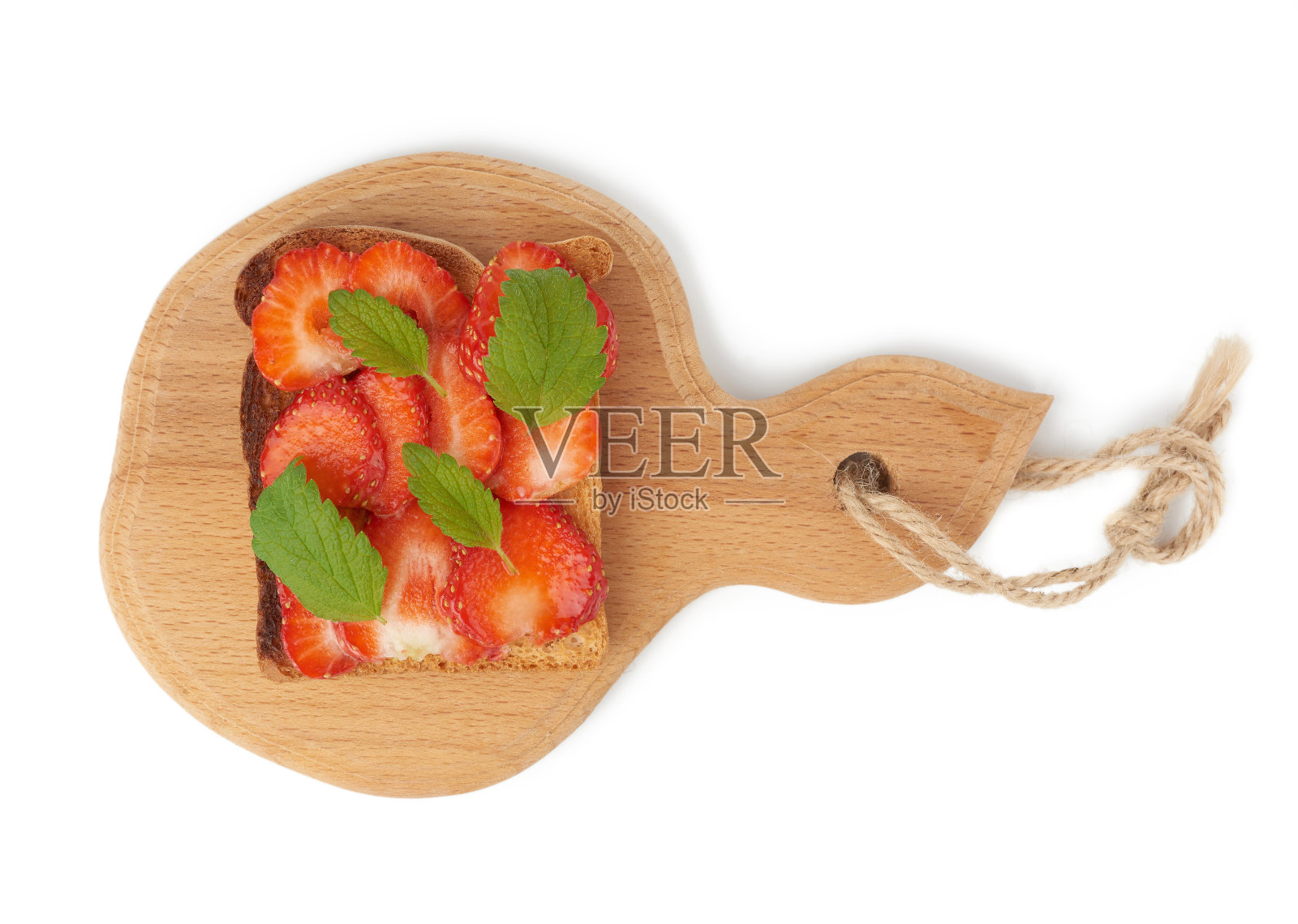 木板上夹着白面包和新鲜的红草莓照片摄影图片