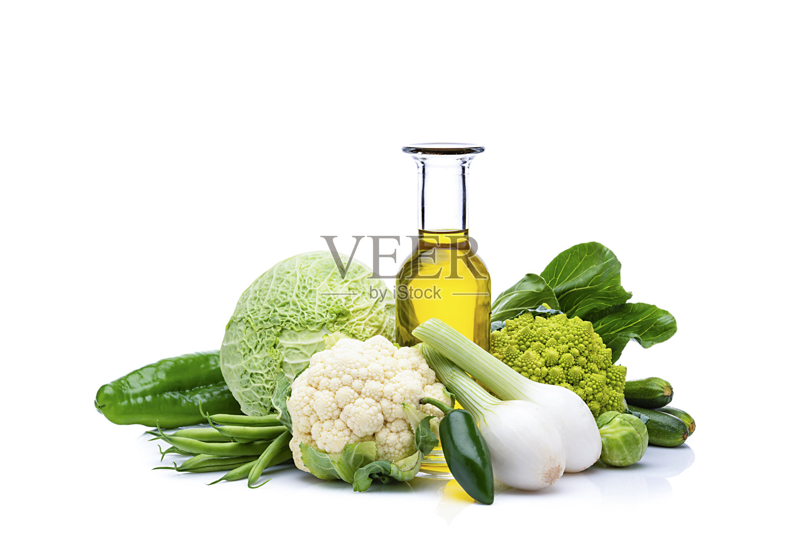 健康的新鲜绿色蔬菜和橄榄油孤立在白色的背景。照片摄影图片