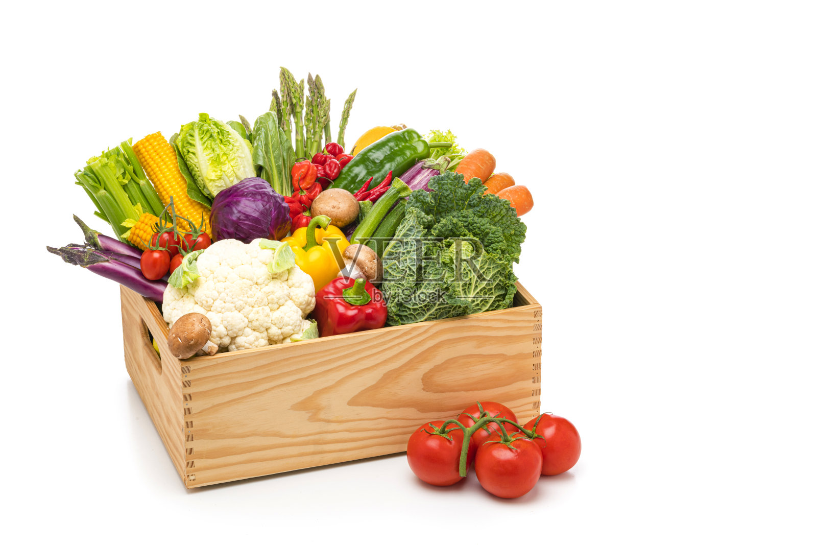 装着健康新鲜有机蔬菜的板条箱被隔离在白色的背景上照片摄影图片