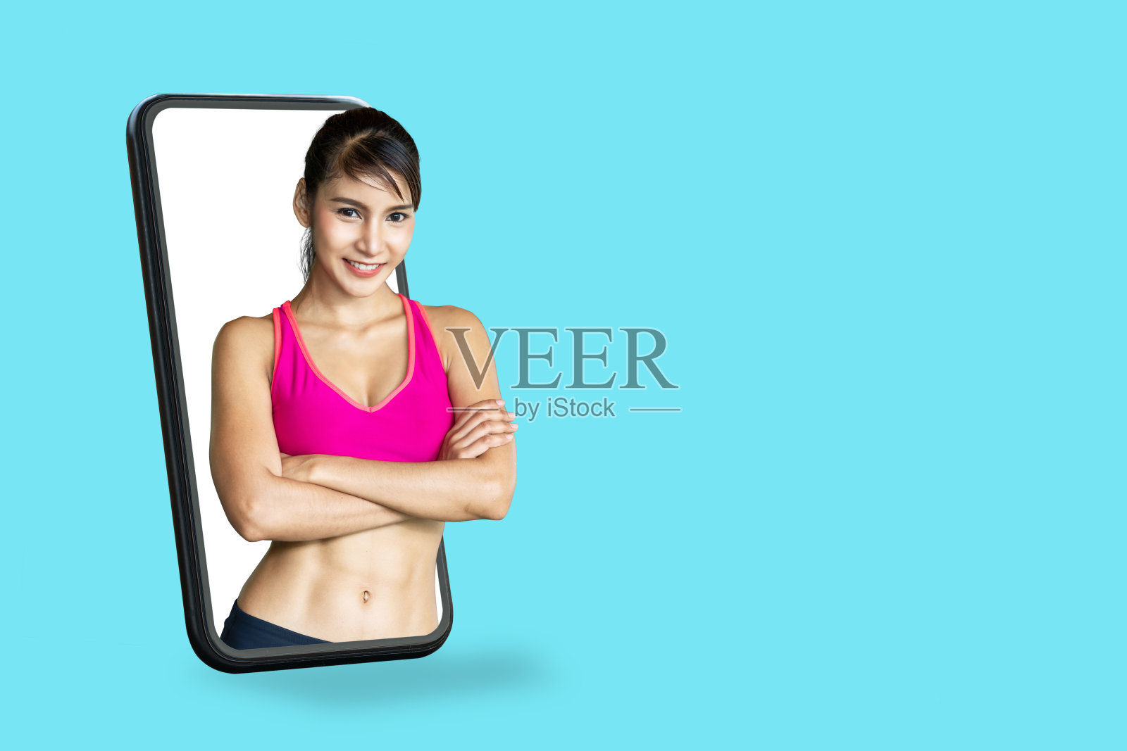 年轻的亚洲健身教练微笑通过智能手机屏幕在概念技术服务在线健康，健身博客，体重，减肥计划或咨询平台，健身服务和解决方案，在线健身房。照片摄影图片
