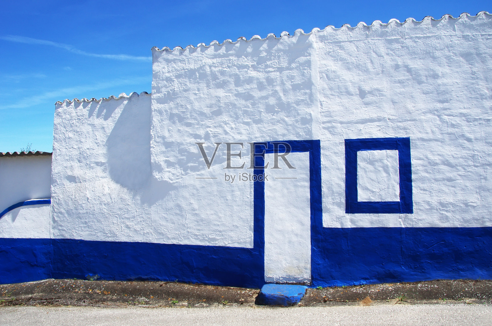 葡萄牙语中白色和蓝色的房子照片摄影图片