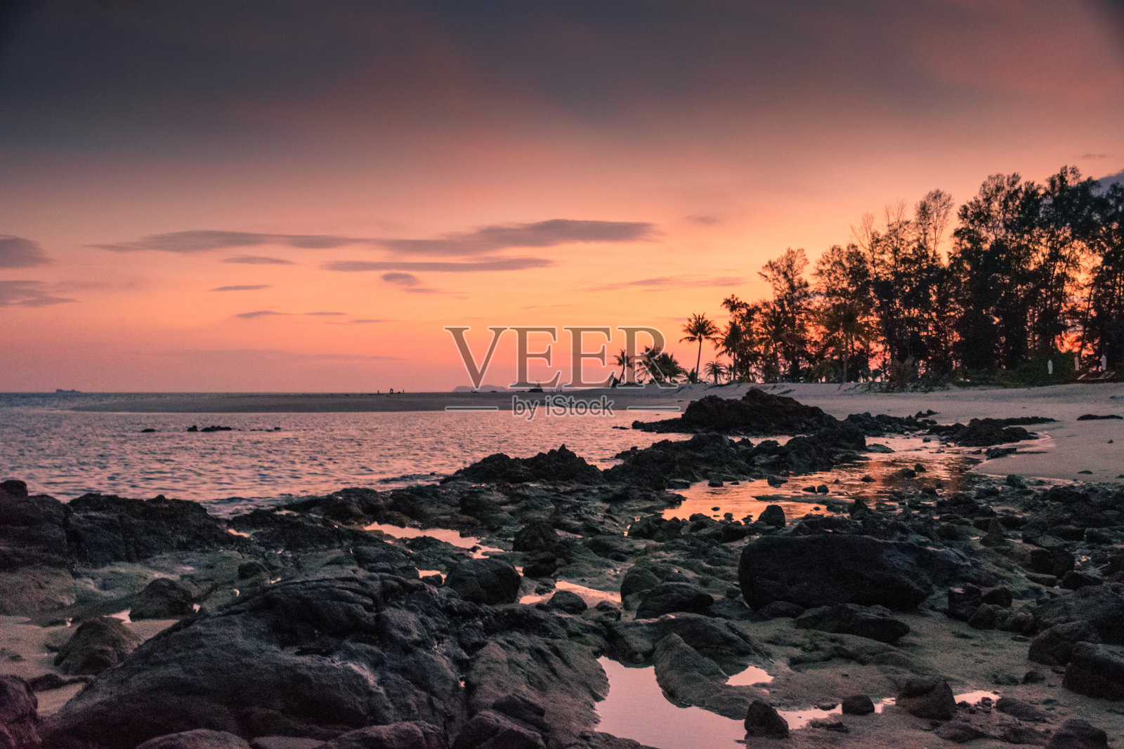 在泰国，亚洲，日出时的海滩上的风景照片摄影图片