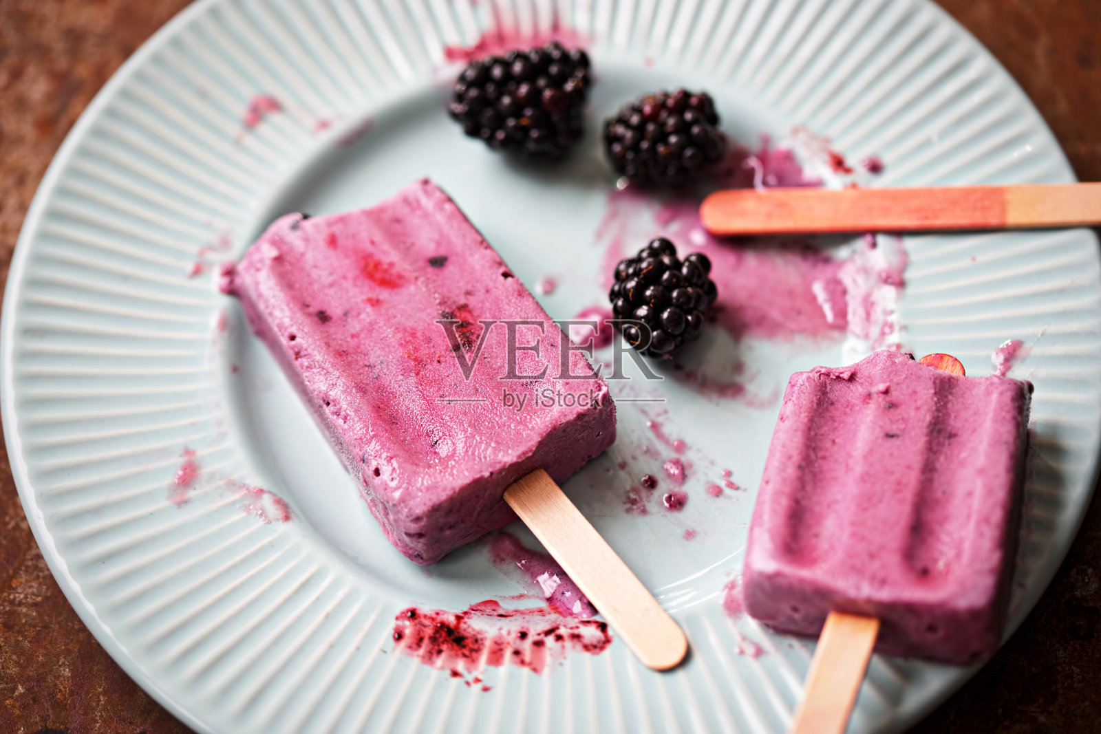 黑莓酸奶冰沙冰淇淋冰棒照片摄影图片