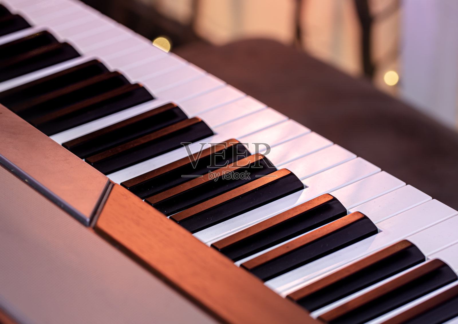 美丽的彩色背景上的钢琴键。照片摄影图片