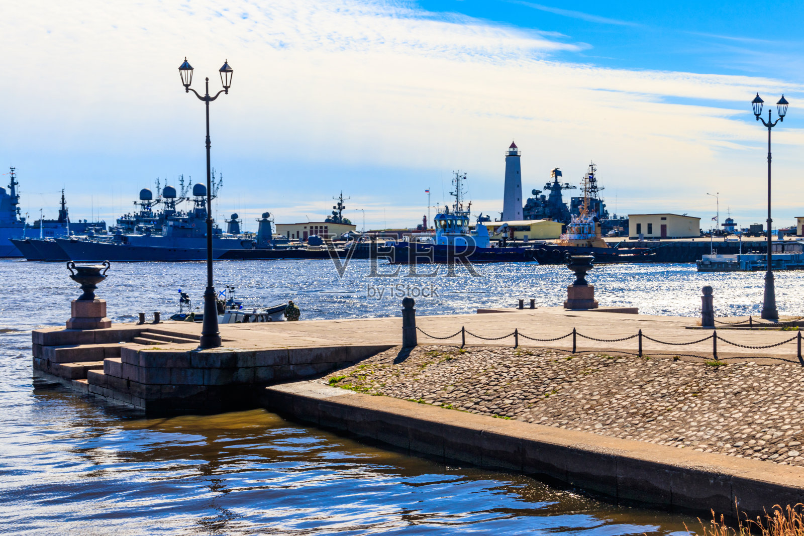 俄罗斯Kronstadt的彼得码头(冬季码头)照片摄影图片