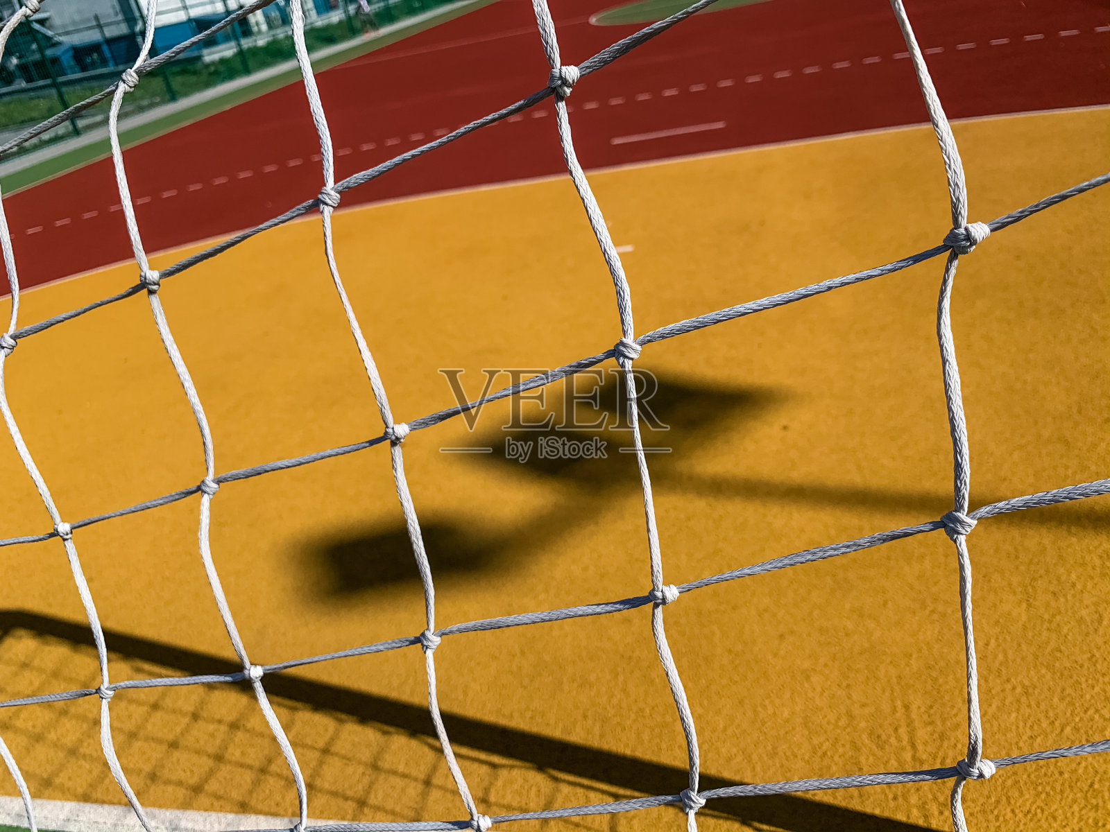足球进球近网。阳光明媚的户外。照片摄影图片