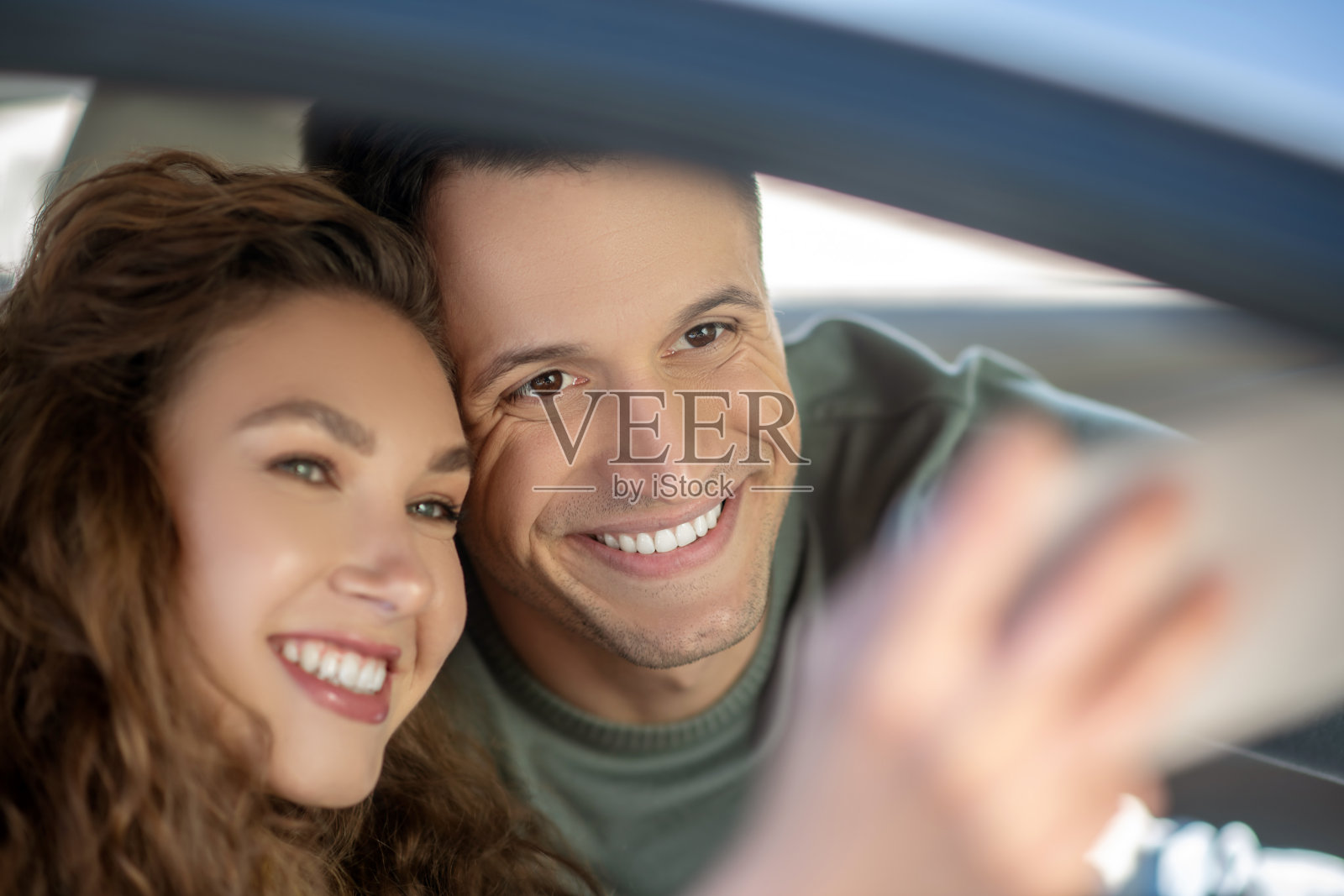 一对年轻夫妇坐在车里自拍照片摄影图片
