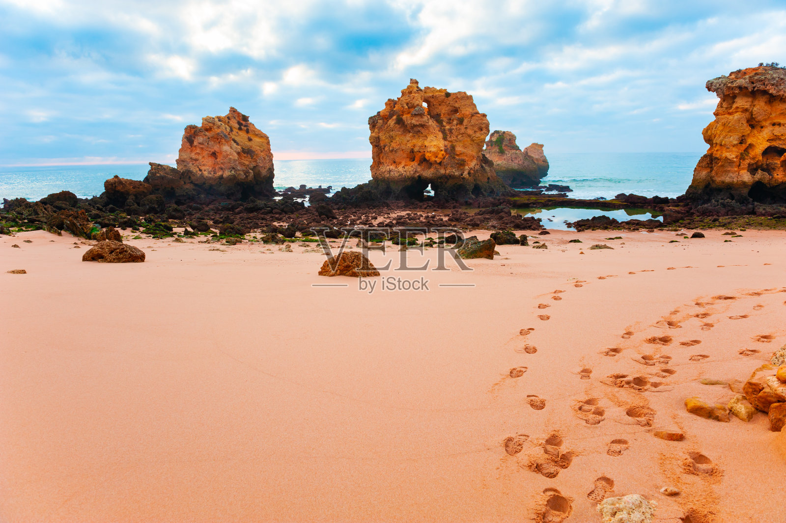葡萄牙阿尔加维沙滩上的岩石。照片摄影图片