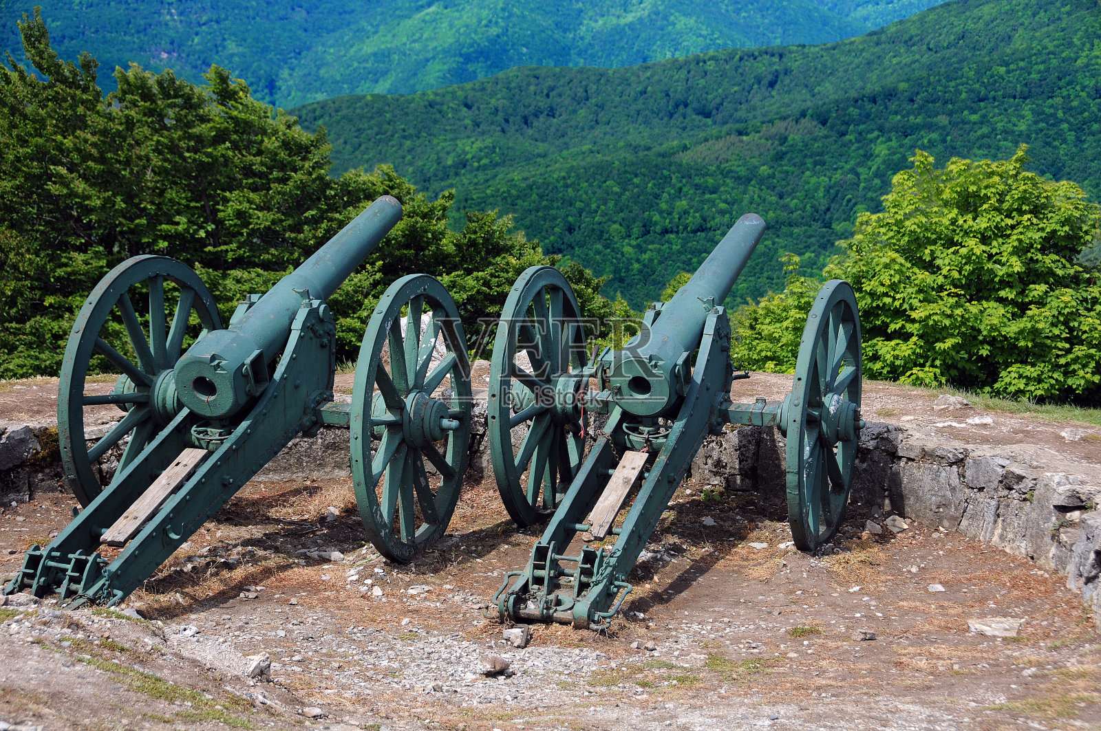 西普卡山顶的旧大炮照片摄影图片