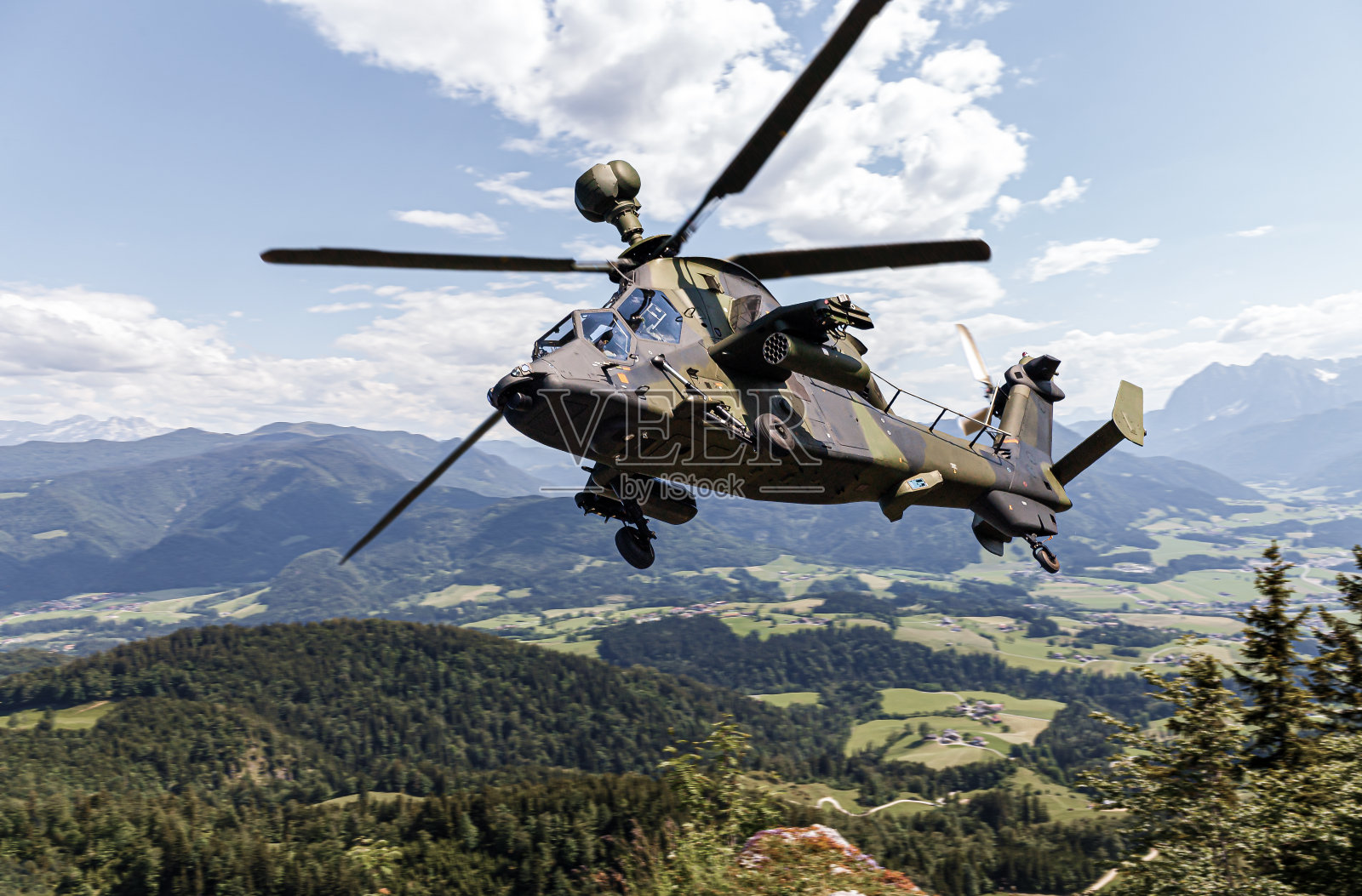 德国攻击型直升机飞过德国上空照片摄影图片