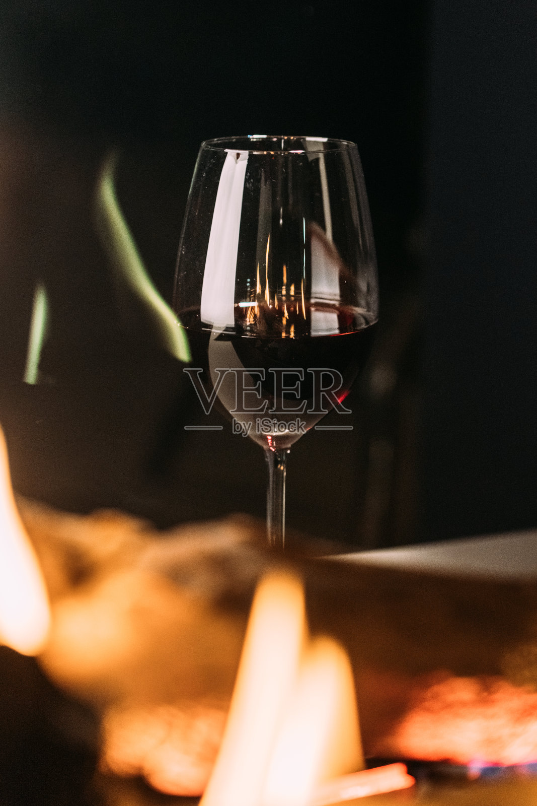 一杯带壁炉的红酒照片摄影图片