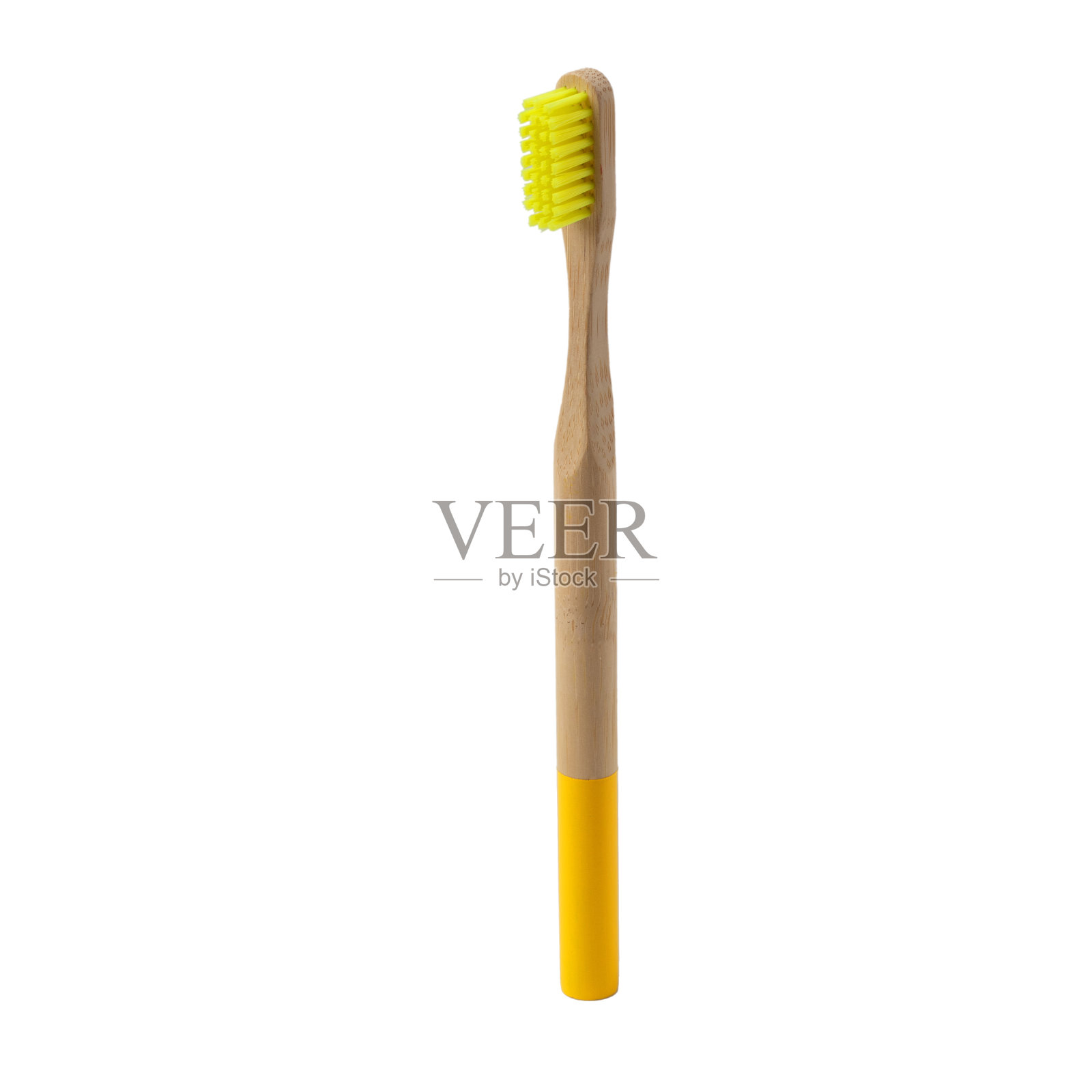 用黄色竹刷毛制成的牙刷，白色背景隔离。环保，零浪费，可循环利用。照片摄影图片