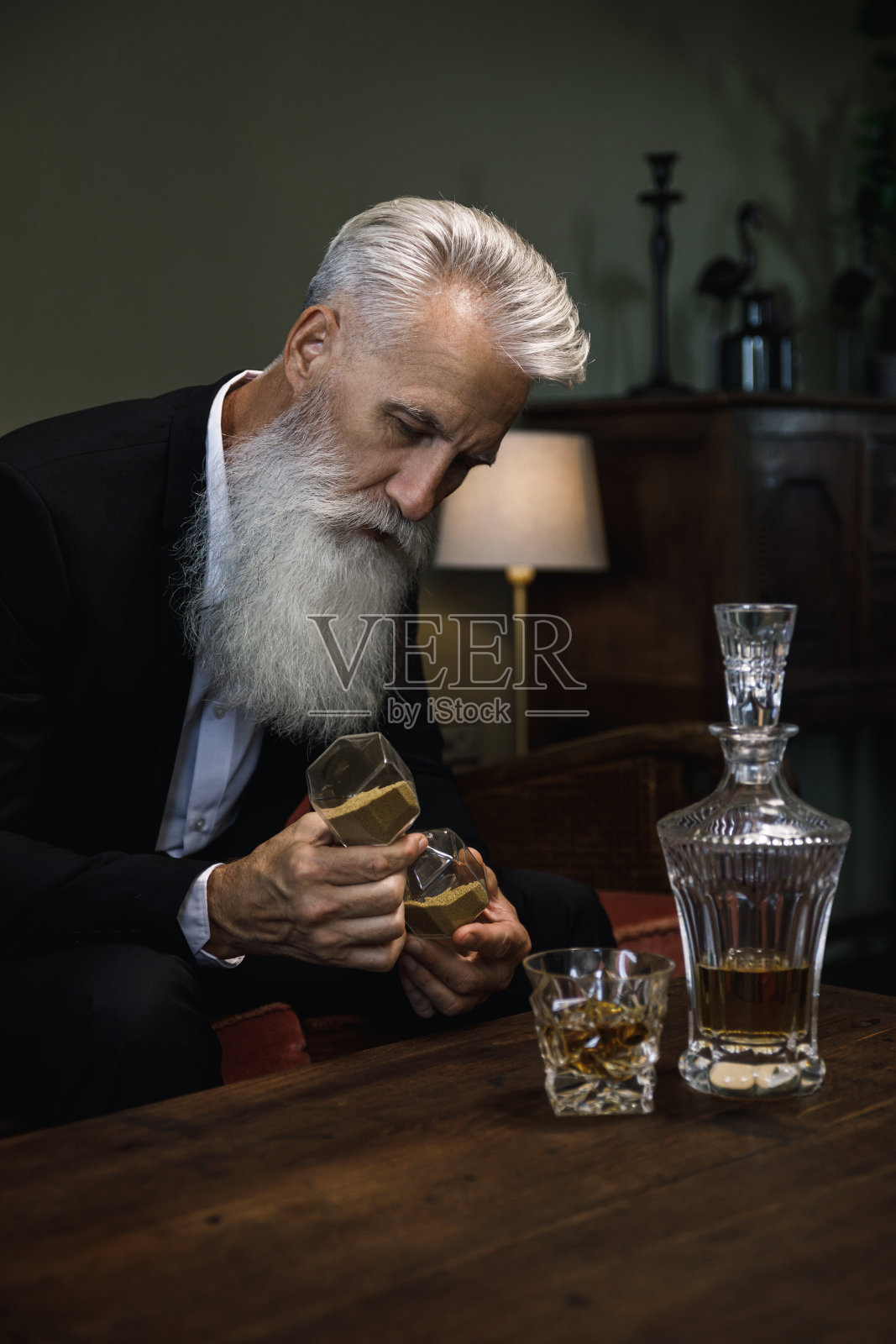 蓄着胡子的帅老头喝着威士忌照片摄影图片