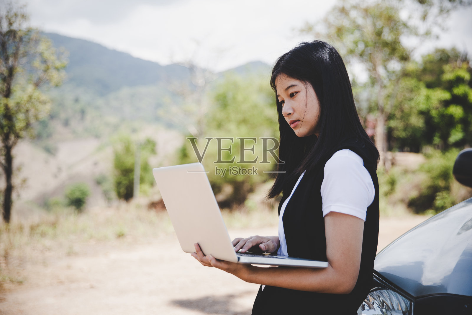 女孩自由职业者在笔记本电脑上打字照片摄影图片