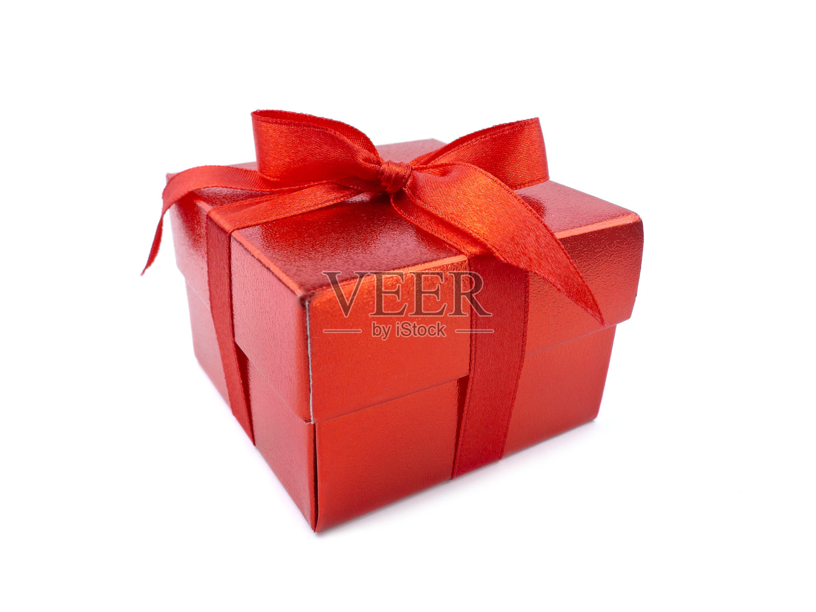 红色礼盒或红色礼盒与红色丝带蝴蝶结孤立在白色背景与阴影照片摄影图片