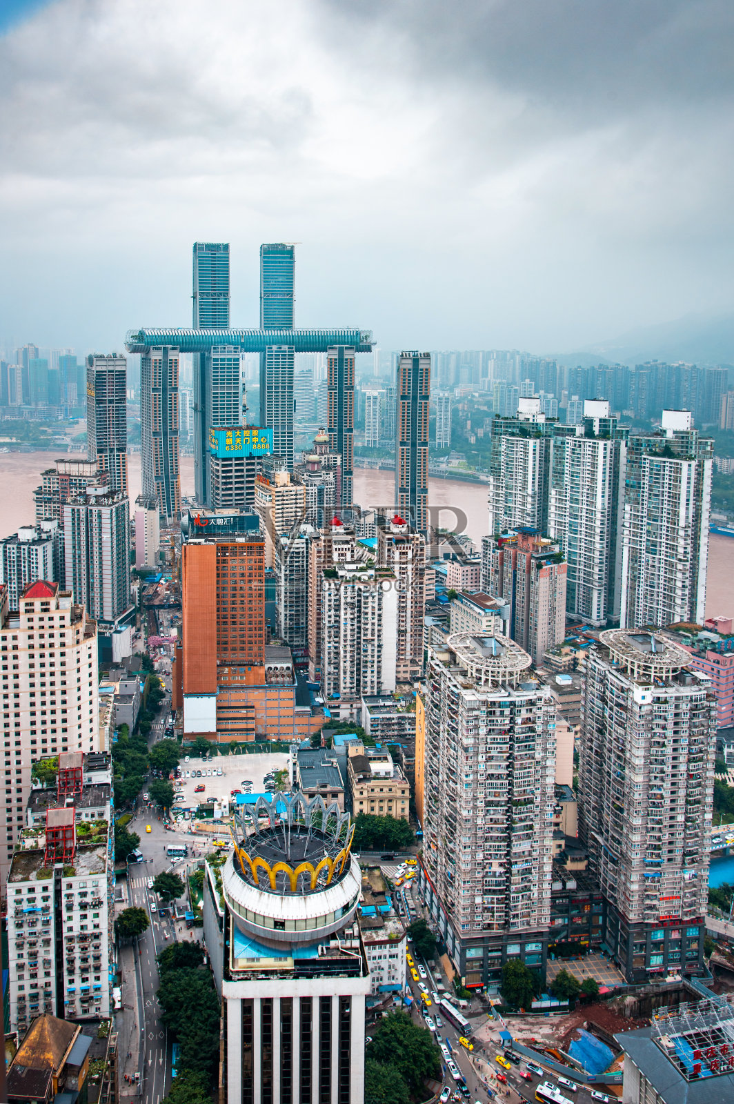 重庆天际线的特点是摩天大楼的水平上升照片摄影图片