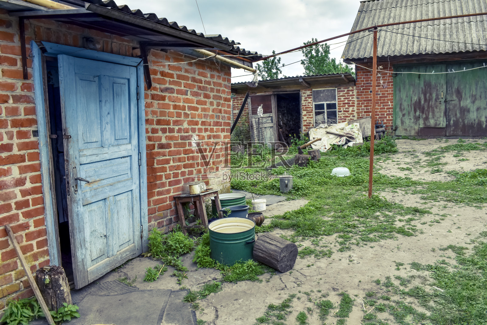 乌克兰贫穷的农村住宅庭院，砖砌建筑。生活理念在乌克兰村庄，一个简单的老住宅照片摄影图片