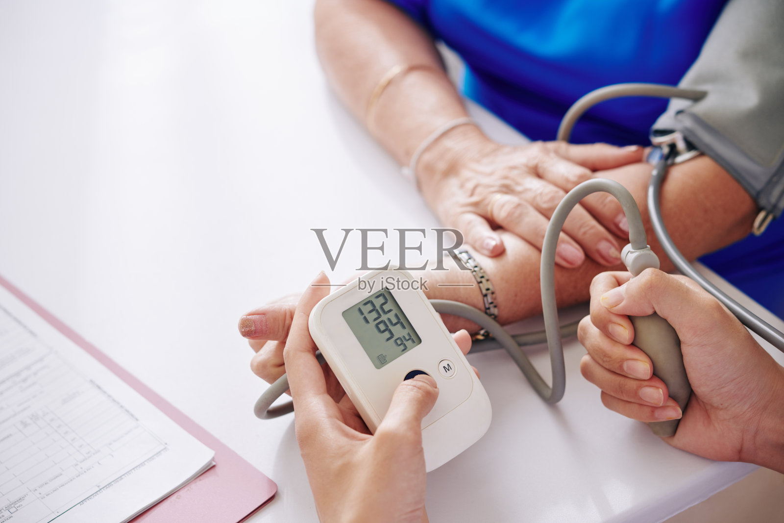为老年妇女测量血压照片摄影图片
