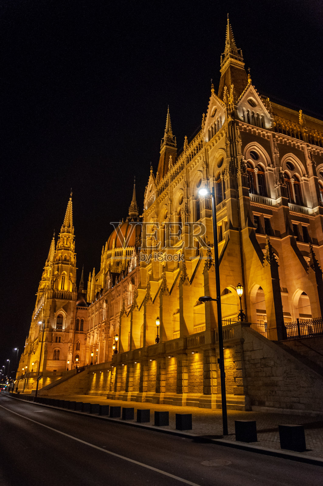 匈牙利议会大厦夜间的特写镜头照片摄影图片